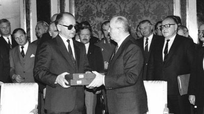 «Правонарушение сталинизма»: как Горбачев рассекретил Катынь  