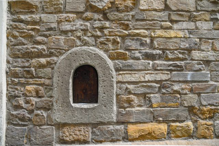 Для чего итальянцы в XVII столетье придумали «винные окна», и Как чумная традиция возродилась в наши дни  
