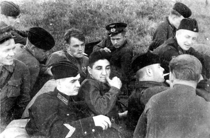 Ребята первых советских руководителей на фронте, или Как служилось в армии «золотой молодежи»  