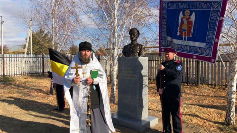 «За топор надо хвататься»: победителю Чапаева поставили памятник  