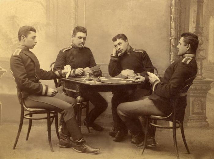 Какие ограничения бывальщины для русских офицеров до 1917 года: Кому разрешалось жениться, что грозило за посещение пивной и др  
