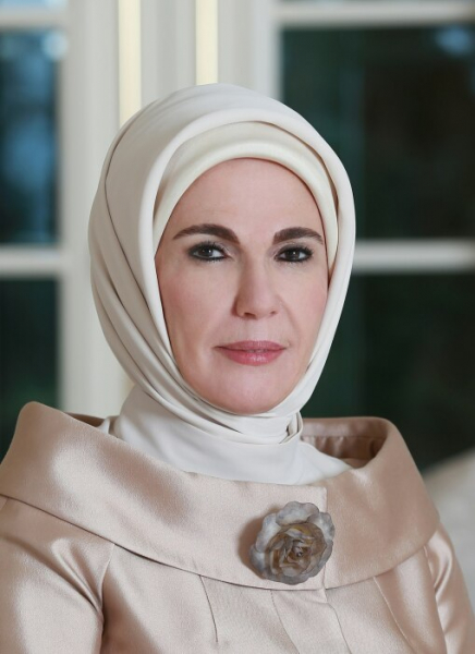 Первая леди Турции: Кто такая Эмине Эрдоган и отчего её упрекают в нескромности  