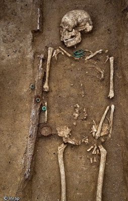 Во Франции отыщи захоронение, в котором все скелеты имели броши 