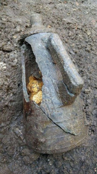 Какие секреты отворила древнеримская амфора с золотом, недавно найденная в Италии  