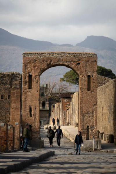 Анафема древней Помпеи: Почему туристы массово возвращают украденные артефакты  