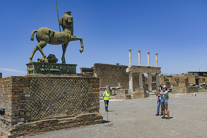 Анафема древней Помпеи: Почему туристы массово возвращают украденные артефакты  