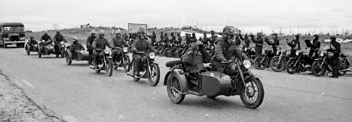 Как жилось байкерам в Краю Советов и для чего устраивались броски на «моторах» на Запад  