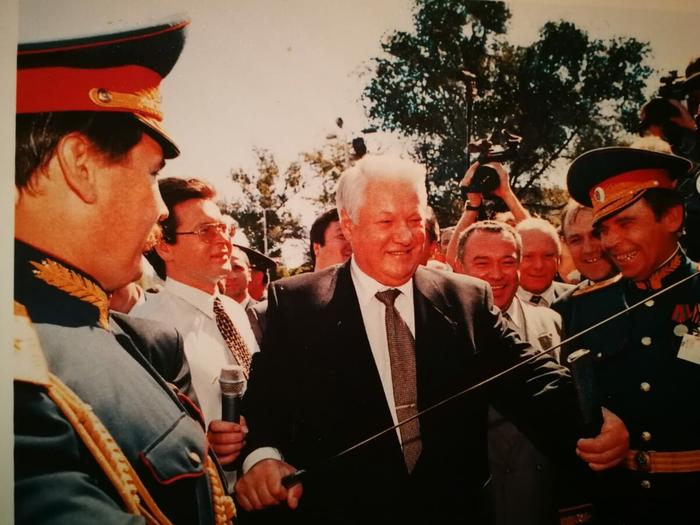 Казаки поставив Ельцина на танк избавили Россию 