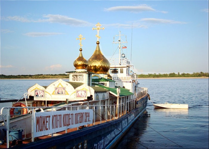 Зачем выстроили единственный в России плавучий храм и что в нём происходило в начале XX века  