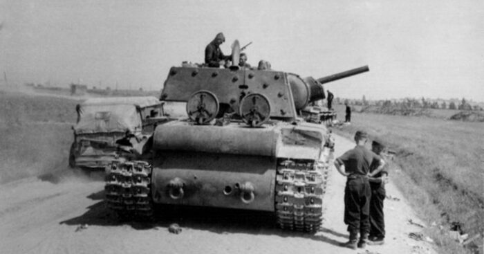 Позабытый советский танк от которого немцы бежали с поля боя: Огнедышащий «Клим Ворошилов»  