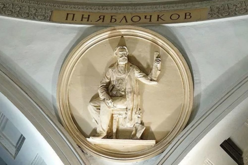 Порожняя клумба на Лубянке — символ новой России  
