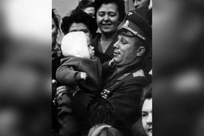 Как Юрия Гагарина встречали в Париже - фото  