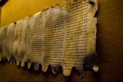 Нейросеть открыла тайну создания библейских свитков Мертвого моря  