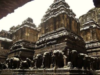 Загадка древнего индийского святилища, который вырезан из цельной скалы  