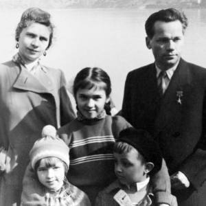 30 лет семейного счастья Михаила Калашникова: Как легендарный машина АК «отблагодарил» своего создателя  