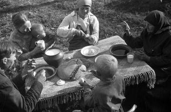 Отчего на Руси горбушки ели лишь девушки, а хлеб резал хозяин дома: Традиции застолья, дошедшие до наших дней 