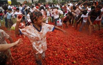 Как показалась традиция кидаться гнилыми помидорами и что с ней стало в XXI веке 