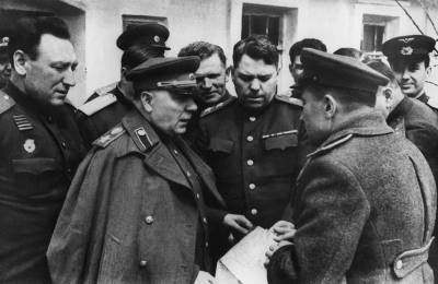 Отчего Каганович, заваливший военные распоряжения Сталина, не подвергся репрессиям 