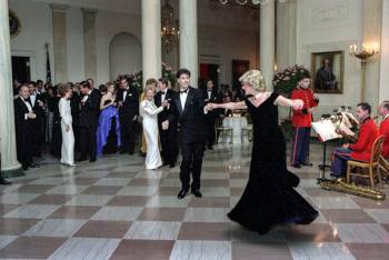Как супруга президента Рейгана исполнила мечтание принцессы Дианы: Незабываемый вальс с Джоном Траволтой 
