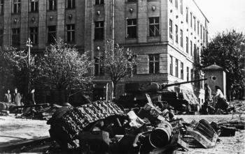 В какие европейские столицы входила победоносная советская армия в 1945 году, и Как горожане встречали бойцов  