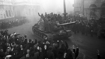 В какие европейские столицы входила победоносная советская армия в 1945 году, и Как горожане встречали бойцов  
