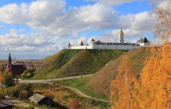 В каких российских городах, кроме Москвы, кушать старинные кремли и чем они знамениты 