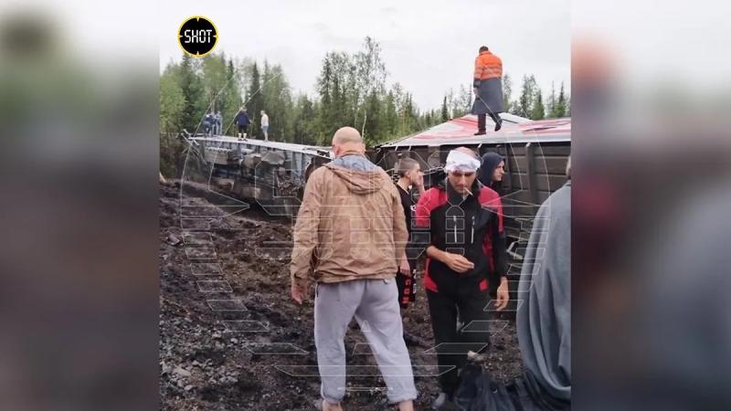 "Люд вылетали прямо в воду": Что известно о ЧП с пассажирским поездом в Коми  