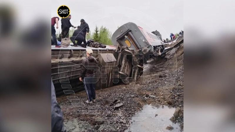 "Люд вылетали прямо в воду": Что известно о ЧП с пассажирским поездом в Коми  