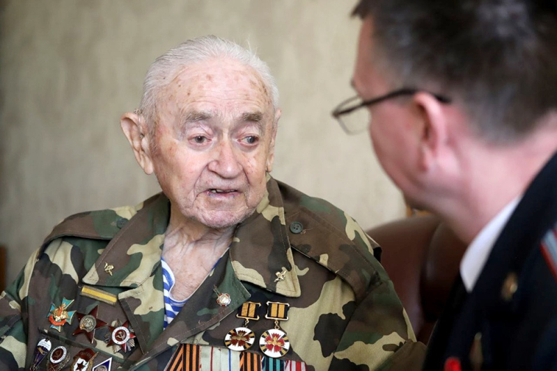 "Столько подвигов, что достало бы на несколько жизней": В Беларуси скончался легендарный разведчик Геннадий Юшкевич - Российская газета  