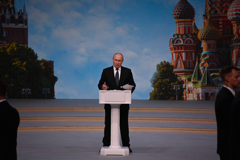 Путин в День памяти и скорби возложил цветы к Могиле Незнакомого Солдата  